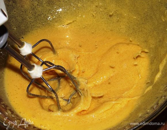 В желтки добавляем половину нормы сахара. Начинаем взбивать на малых оборотах миксера. Нагреем 2 ст.л. воды и постепенно, не прекращая взбивать добавим к желткам. Масса увеличивается в 1,5 раза.