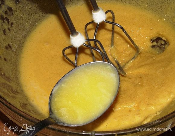 Масло растопить до состояния сметаны, взбить с оставшимся сахаром. Затем добавить желтковую массу и еще раз взбить.