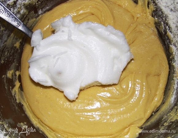 Затем вводим белки и осторожно перемешиваем. Совет: после добавления белков мешать в одну сторону.