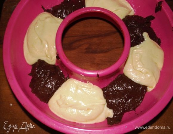 Тесто разделяем на две части. В белую часть добавим цедру апельсина или апельсиновую эссенцию.
50 гр растопленного охлажденного шоколада добавим во вторую половину теста и аккуратно перемешаем лопаткой, добавим коньяк или бренди. Форму для кекса смазать маслом и присыпать мукой. Постепенно выкладываем белое тесто, чередуя с шоколадным. Продолжаем, пока всё тесто не закончится.