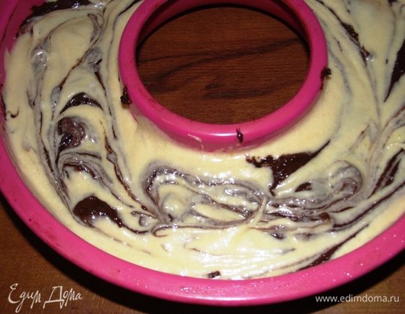 Перед тем как отправить в духовку, сделаем узор при помощи зубочистки.