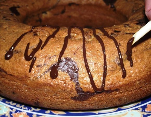 Отправляем в духовку на 50 минут. Готовность определяем при помощи деревянной палочки- она должна быть сухой.
Ставим на решетку и даем полностью остудиться. Тем временем подогреем слегка растопленный шоколад. С помощью кондитерского мешка или любого другого средства наносим декор.