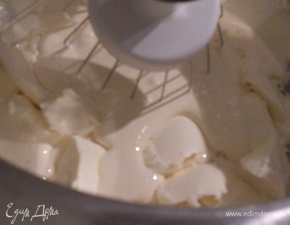 Добавить размягченное масло, сметану.