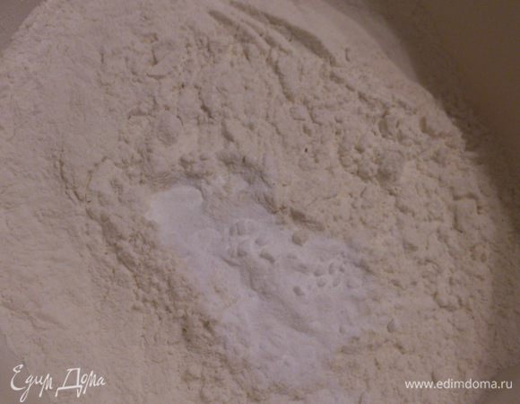 Муку смешать с разрыхлителем. 
