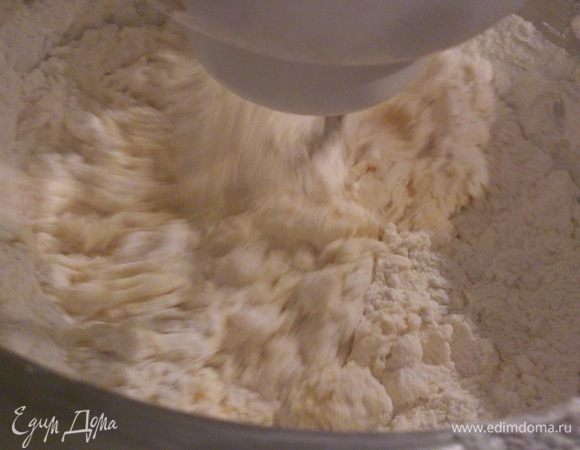 Всыпать муку в яично-масляную смесь. Замесить быстро тесто.