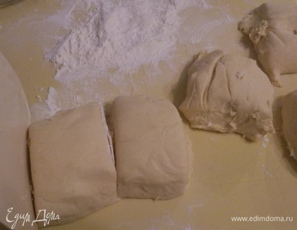 Поделить тесто на 6 равных частей.