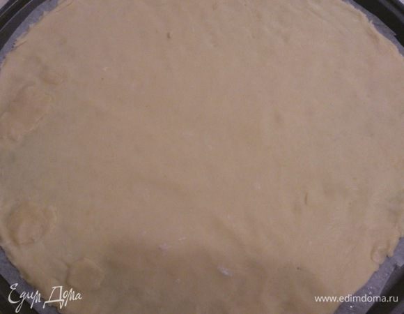 Раскатывать коржи по размеру формы (28 см). Укладывать тесто в форму и выпекать при температуре 200С. Можно корж не выравнивать сильно, просто выпечь корж на пергаменте, а вырезать формой сразу после выпечки.