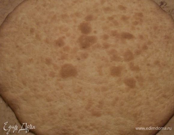 Складывать коржи стопочкой и накрыть полотенцем. Пусть остывают.