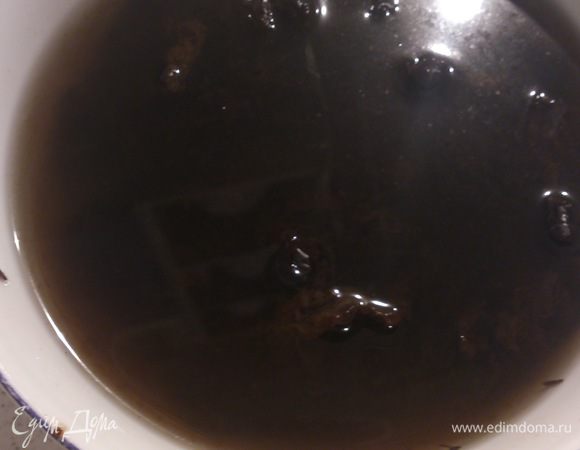 Чернослив залить кипятком на 30 минут. Слить воду, хорошо просушить.