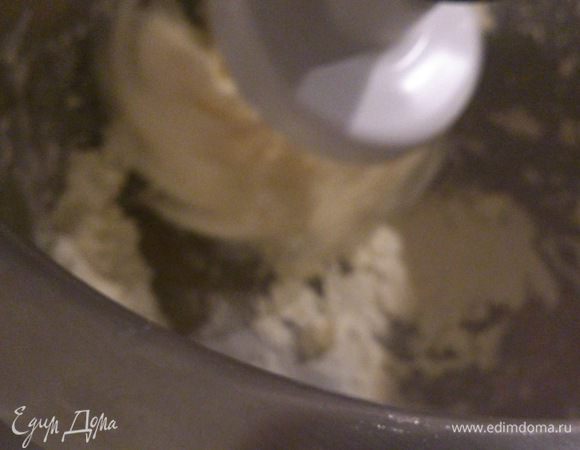 Для приготовления крема размягченное масло взбить с половиной сахара, добавить ванильный сахар.