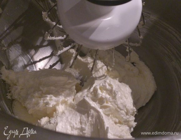 Сметану взбить с оставшимся сахаром.