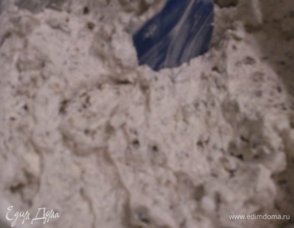 Смешать сметану с маслом. Отложить немного крема для верхнего коржа и боков. В оставшийся добавить смесь чернослива с орехами. Хорошо размешать.