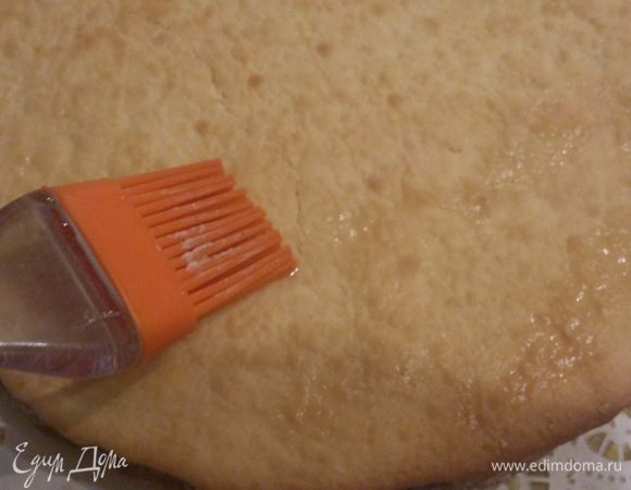 С помощью кисточки коржи пропитать портвейном или коньяком.