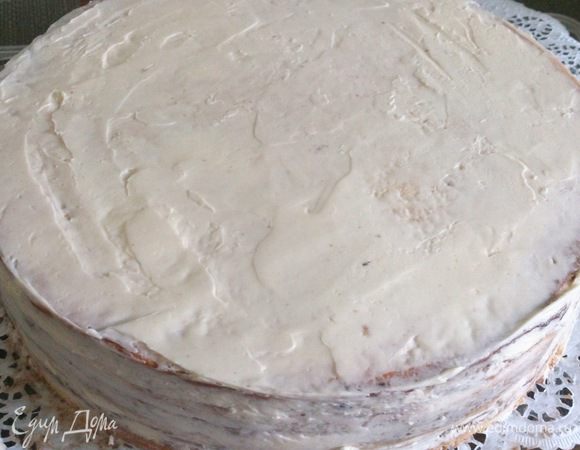 Промазать коржи кремом и сложить друг на друга. Верхний корж и бока промазать кремом без чернослива и орехов. Поставить в холодильник желательно на ночь. Но не менее чем на 3 часа.