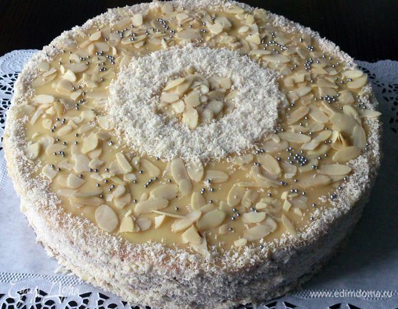 Верх торта залить глазурью. Украсить по своему желанию. Я использовала для украшения кокосовую стружку, миндальные хлопья и серебряные бусинки. Можно разогреть черный шоколад и украсить по принципу Эстерхази, а бока обсыпать хлопьями миндаля))