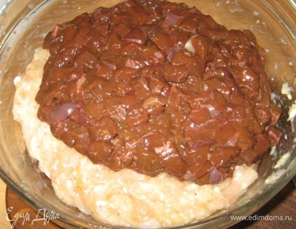 ...в последнюю очередь выкладываем печень и хорошо перемешиваем