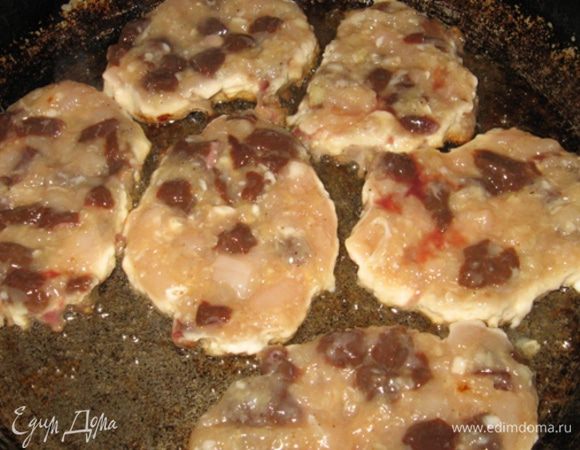 Ставим мисочку с водой для смачивания рук, столовой ложкой определяем порцию "оладушка", перекладываем фарш в смоченную ладонь и с ладони опускаем на сковороду. И прямо в сковороде пальцами слегка "плющим", придавая нужную форму. Жарим с двух сторон до готовности.
Котлетки-оладушки получаются суховатыми, поэтому не помешает соус, или же хорошо с тушеными овощами. Приятного аппетита. 