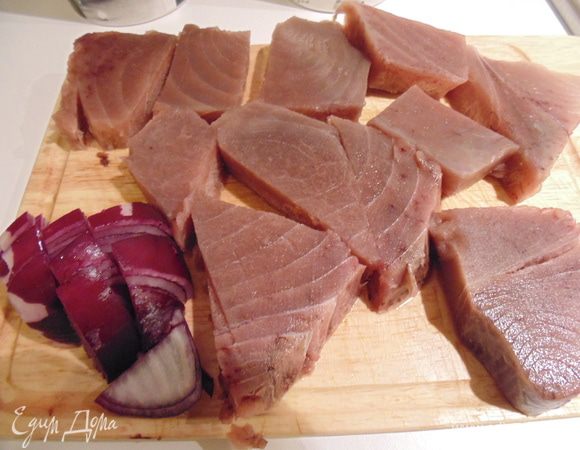 В кухонном комбайне измельчить лук, добавить тунца.