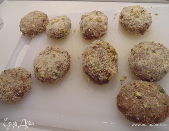 Фисташки мелко порубить и смешать с панировочными сухарями. Сформировать котлеты влажными руками, обвалять в панировочной смеси.