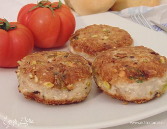Обжарить котлеты на растительном масле, выложить на бумажное полотенце, чтоб впиталось лишнее масло.
Рекомендую подавать котлеты с овощным салатом.