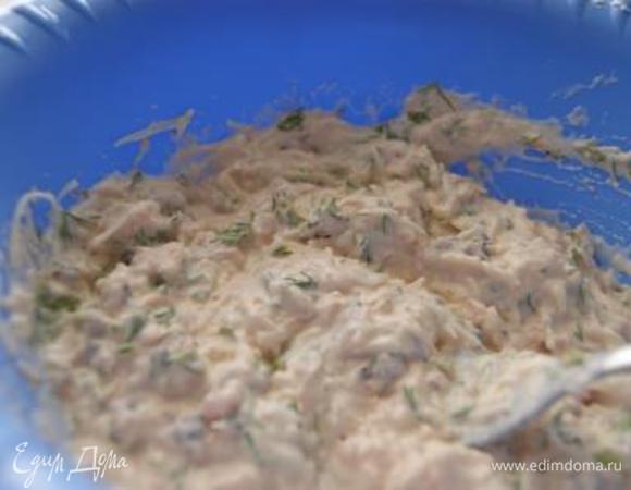 Приготовить начинку.
Форель смешать с рикоттой, добавить натертый на мелкой терке пармезан, тщательно перемешать.