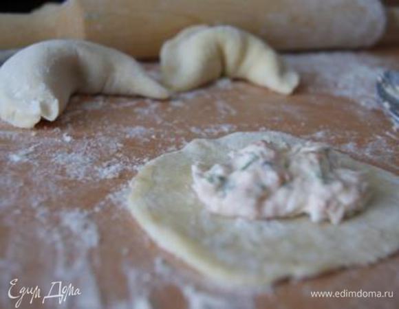 В каждый кружочек выложить начинку. Сформировать вареники.