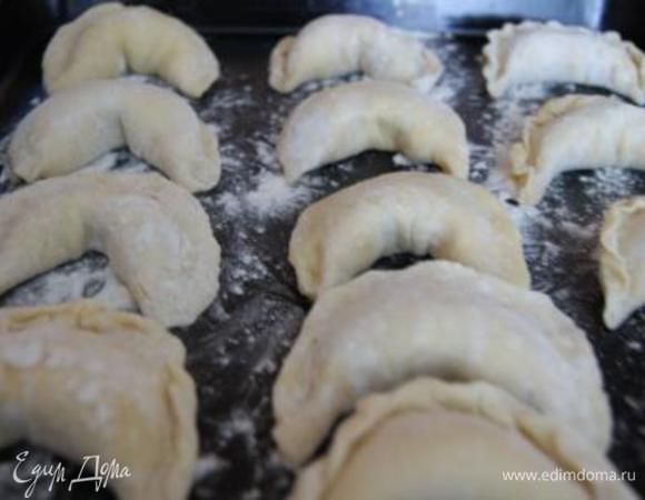 В каждый кружочек выложить начинку.