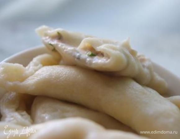 Отправить вареники ненадолго в морозилку. Я отправила на балкон на 20 минут при минус 30))