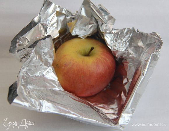 Яблоко обернуть в фольгу и запечь в духовке до готовности (или в микроволновке, без фольги).