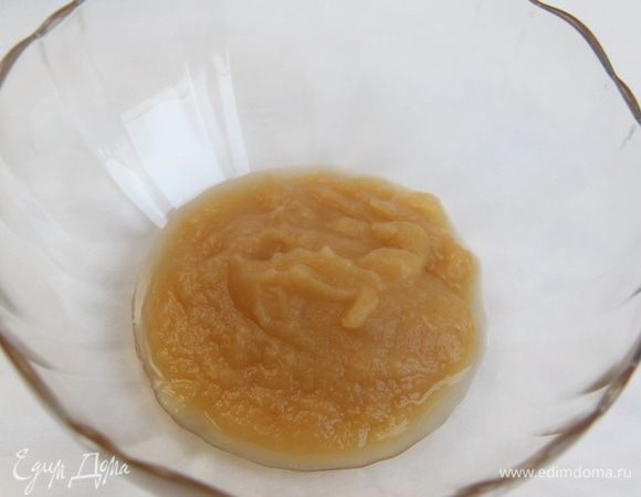 Мякоть горячего яблока пюрировать блендером (у Молоховец "протереть сквозь сито").