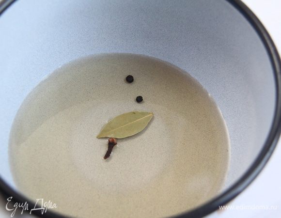 Уксус довести до кипения с бутоном гвоздики, горошинами перца и маленьким лавровым листиком.