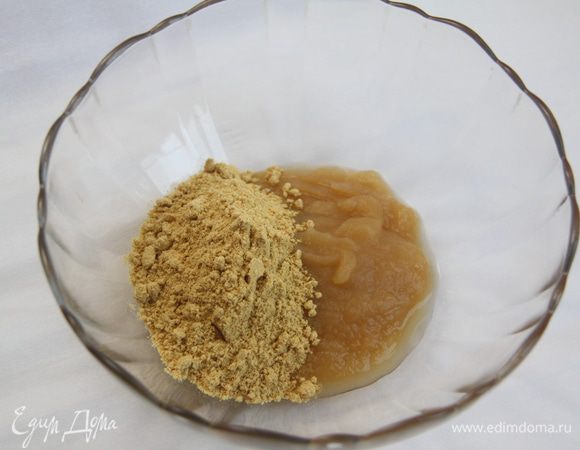 Соединить 4 столовые ложки яблочного пюре и 3 столовые ложки горчичного порошка.