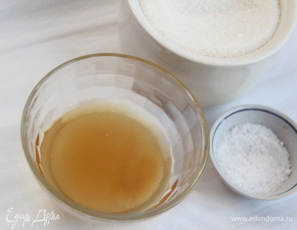 Добавить тёплый уксус, сахар и соль.