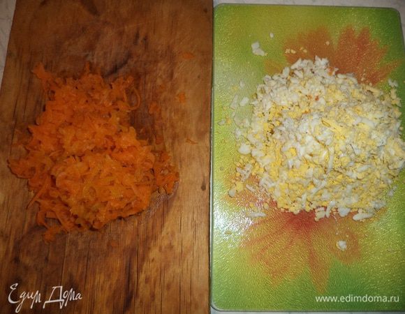 Морковь отварить, остудить и почистить. Яйца сварить и очистить.
Морковь натереть на крупной тёрке. Яйца тоже натереть на крупной тёрке.