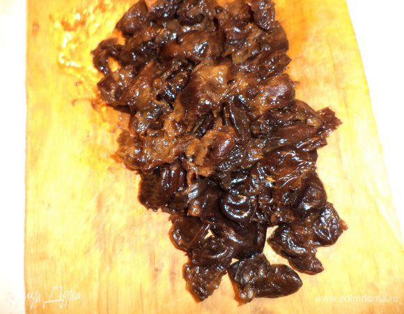 Чернослив залить кипятком на 20 минут, откинуть на сито. Порезать маленькими кусочками.