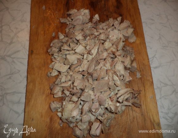 Окорочка отварить, остудить, кожицу снять, избавиться от костей, и нарезать мясо маленькими кусочками.