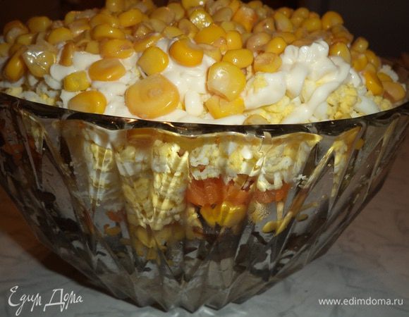 Выложить салат слоями в прозрачную салатницу.
1 - й слой - куриное мясо,
2 - й слой - грибы с луком,
3 - й слой - половина банки кукурузы,
4 - й слой - чернослив,
5 - й слой - морковь,
6 - й слой - яйца,
7 - й слой - оставшаяся кукуруза.
Каждый слой промазать майонезом.