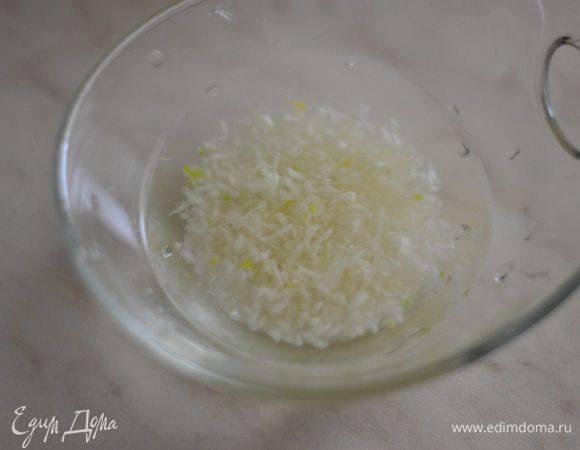Чеснок почистить,натереть на терке или выдавить из чеснокодавилки, залить водой и отставить в сторону.