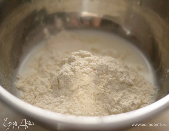 Готовим тесто. Взять немного теплого  молока, вылить в мисочку, добавить сахар, дрожжи, пару ложек муки.