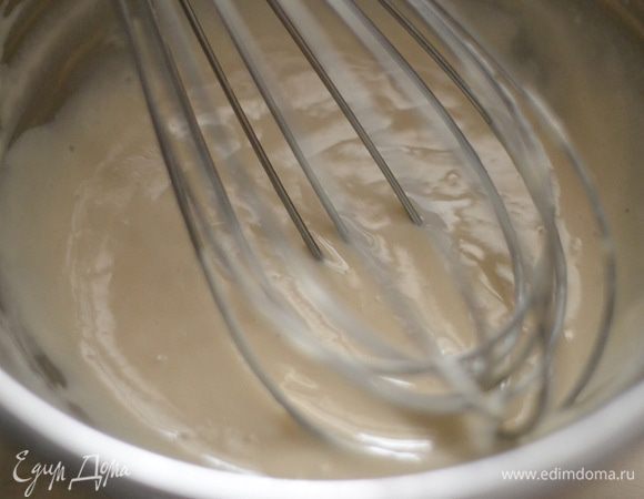 Перемешать венчиком,накрыть полотенцем и поставить в теплое место на 25 минут.