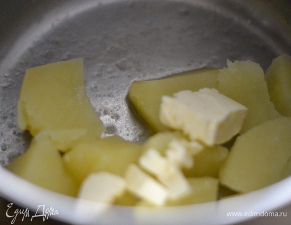 Тем временем отварить картофель (130 грамм или около 2 картофелин),слить воду,