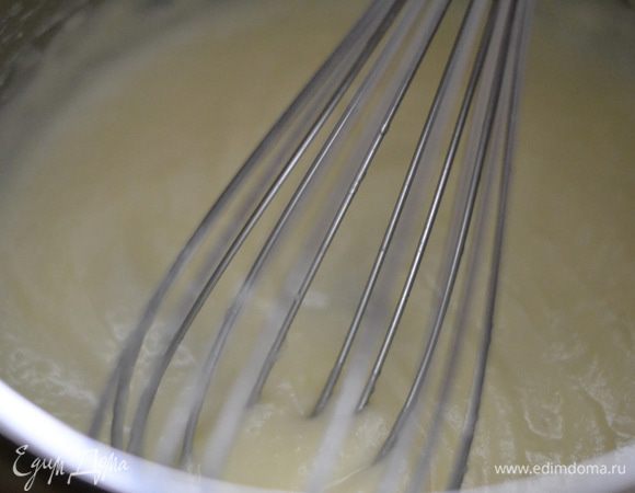 Вскипятить остальное молоко, добавить пюре, перемешать и остудить.