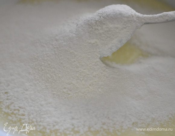 Добавить туда же немного просеянной муки,
