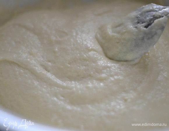 Добавить к тесту, перемешать ложкой.