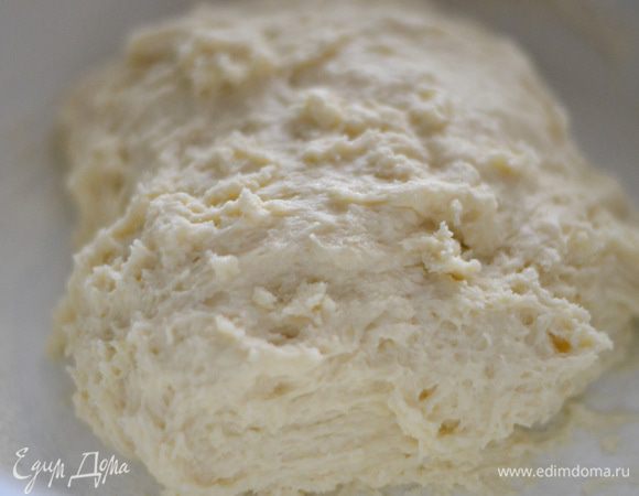 Затем подсыпать остальную муку и замесить мягкое тесто. Накрыть и поставить в теплое место на 25 минут.