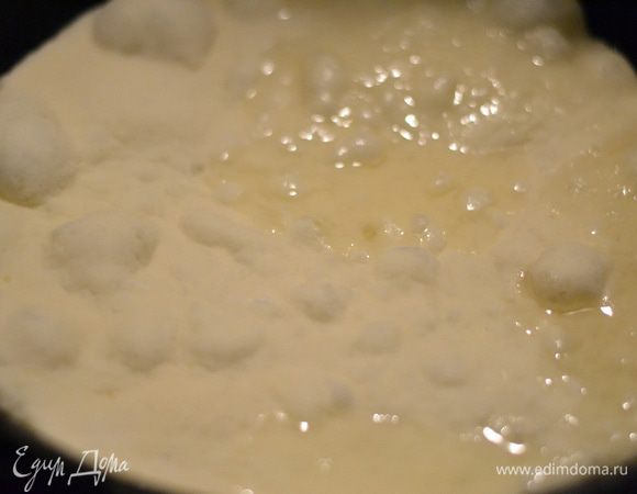 И жарить на раскаленной сковородке с растительным маслом до золотистого цвета с обоих сторон.