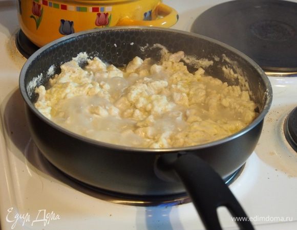 Филе нарезать мелкими кубиками, в сковороду налить немного водички, добавить майонез, добавить филе, посолить. Тушить под крышкой 30 мин. ...