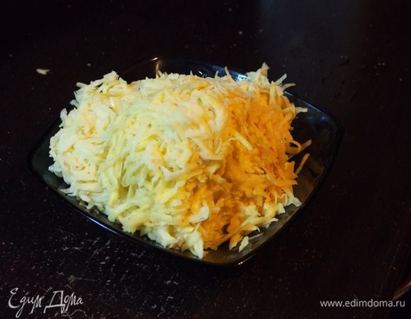 Картошку почистить, помыть, натереть на крупной тёрке, посолить...