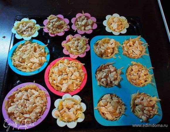 ... в середину выложить начинку, разогреть духовку до 240⁰C... Выпекать 20-25 мин.