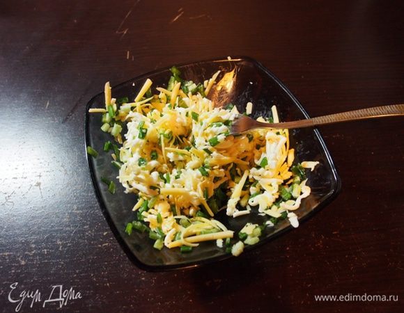 Пока в духовке всё запекается, натереть сыр и добавить порезанный лук, перемешать...